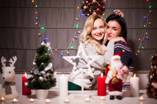 Felices amigas jugando en el interior decorado de Navidad — Foto de Stock