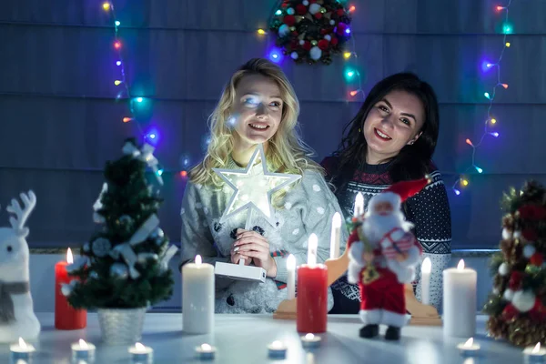 Feliz amigos do sexo feminino jogando no interior decorado Natal — Fotografia de Stock