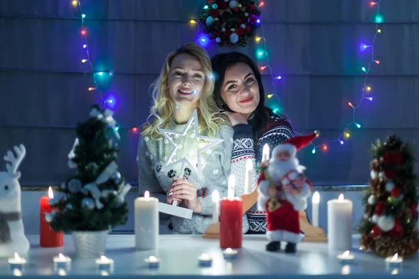 Joyeuses amies jouant à l'intérieur décoré de Noël — Photo