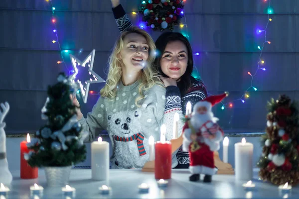 Joyeuses amies jouant à l'intérieur décoré de Noël — Photo