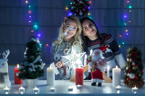 Happy female friends playing in christmas decorated interior — Stock Photo, Image