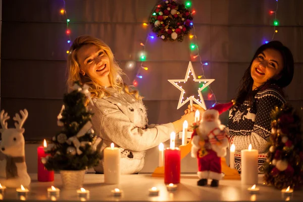 Joyeuses amies jouant à l'intérieur décoré de Noël — Photo