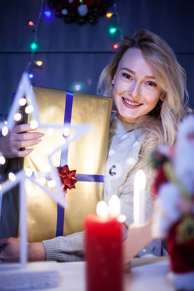 Belle femme magnifique avec une boîte cadeau dans ses mains dans le Noël — Photo