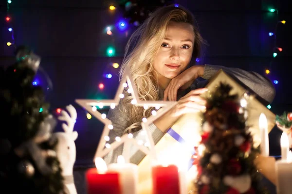 Belle femme magnifique avec une boîte cadeau dans ses mains dans le Noël — Photo