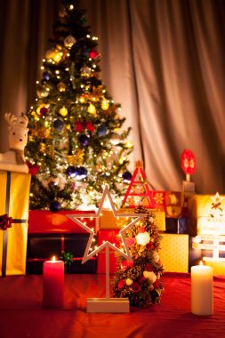 Çelenk ve dekorasyon ile Noel ağacı