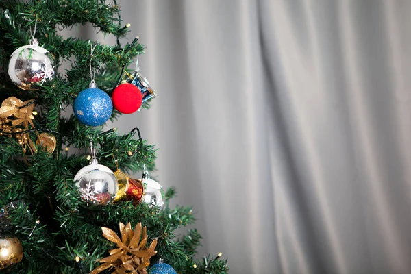 Kerstboom met slingers en decoratie — Stockfoto