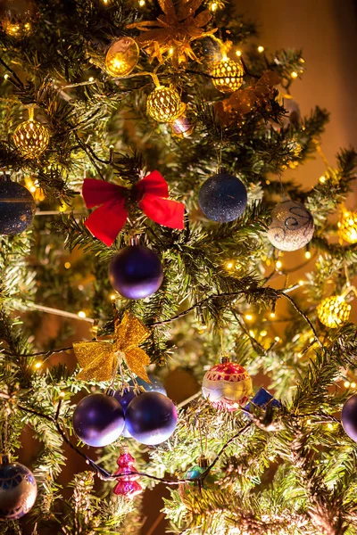 Albero di Natale con ghirlande e decorazioni — Foto Stock