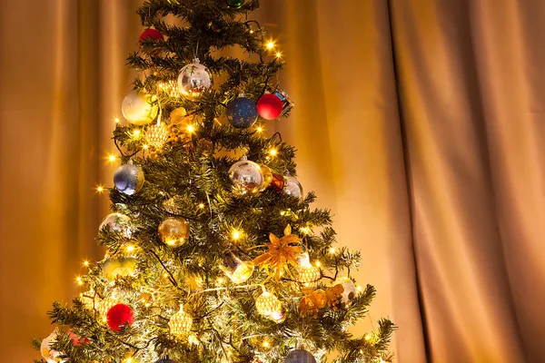 Árbol de Navidad con guirnaldas y decoración — Foto de Stock