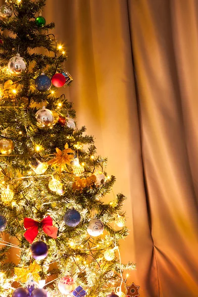 Árbol de Navidad con guirnaldas y decoración — Foto de Stock