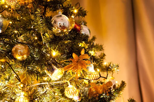 Kerstboom met slingers en decoratie — Stockfoto