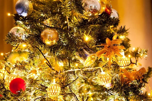 Árbol de Navidad con guirnaldas y decoración — Foto de Stock