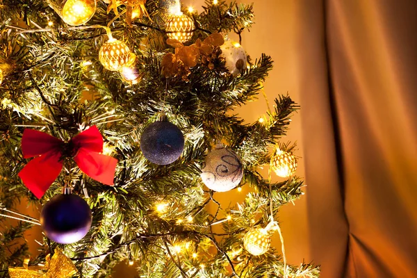 Árbol de Navidad con guirnaldas y decoración — Foto de Stock