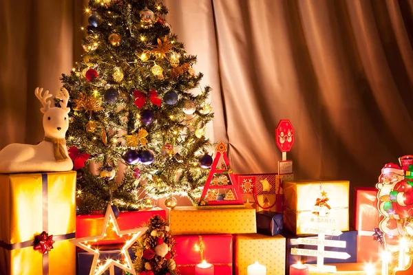 Arbre de Noël avec guirlandes et décoration — Photo
