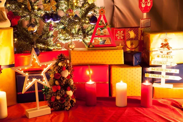 Albero di Natale con ghirlande e decorazioni — Foto Stock
