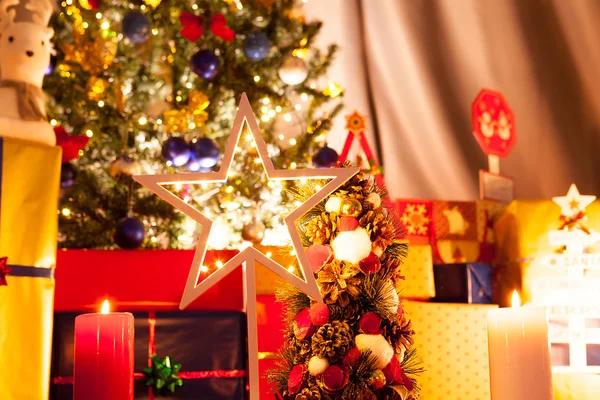 Arbre de Noël avec guirlandes et décoration — Photo