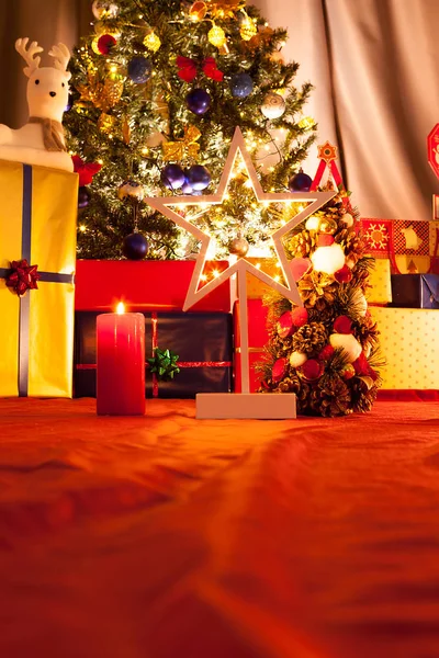 Çelenk ve dekorasyon ile Noel ağacı — Stok fotoğraf