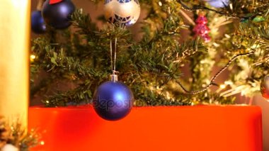 Dollu atış Noel ağacının altındaki kapat