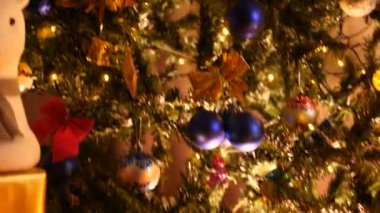 Vinç Noel ağacı dibinden üst tarafına vurdu.