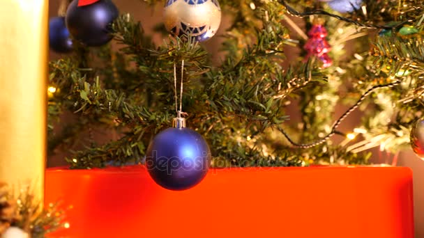 Dollu κοντινό πλάνο στο κάτω μέρος του Χριστουγεννιάτικου δέντρου — Αρχείο Βίντεο