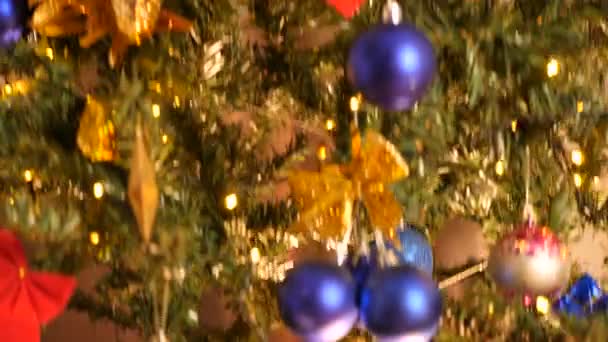 Γερανό πυροβολισμό από κάτω από το χριστουγεννιάτικο δέντρο στην κορυφή — Αρχείο Βίντεο