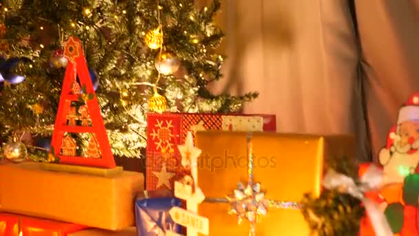 Kamerový jeřáb na krásné vánoční stromeček v obýváku — Stock video