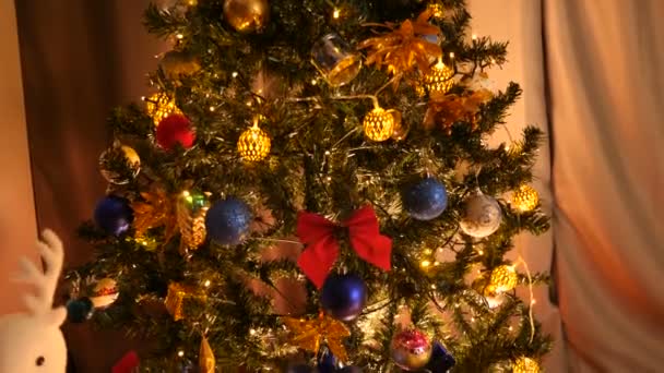 Crane shot gowing slowly down on beautifully ornated Christmas tree — Stock Video