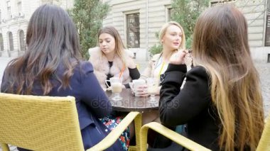 Güzel kız arkadaşlar city adlı kafe teras dışarı asılı