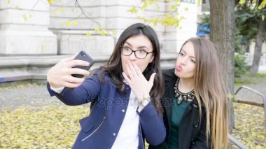 Ağır çekim grup kız arkadaşıyla şehirde bir selfie alarak