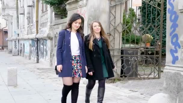 Ομάδα φίλων ευτυχισμένη κοπέλα περπάτημα στο παλαιό μέρος της πόλης — Αρχείο Βίντεο