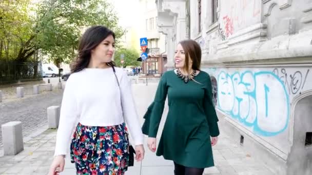 Grupo de amigas felizes andando na parte antiga de uma cidade — Vídeo de Stock