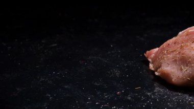 Ağır çekim dolly dört domuz çiğ biftek beeing biber ve baharat ile terbiyeli atış