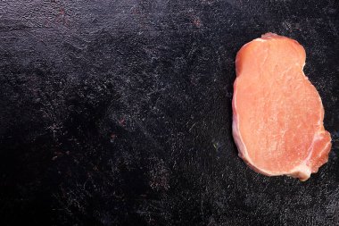 Siyah ahşap masa üzerinde taze çiğ et Üstten Görünüm