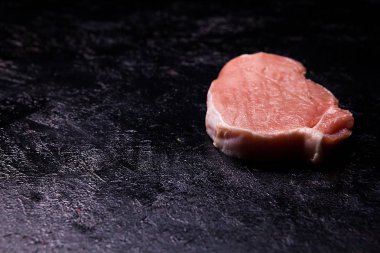 Siyah ahşap masa üzerinde taze çiğ et Üstten Görünüm
