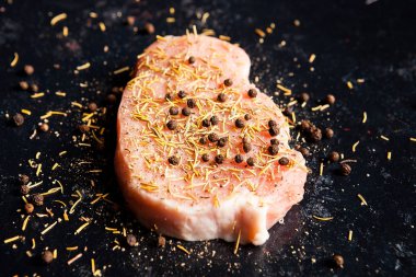 Biber, tuz ile terbiyeli çiğ biftek et parçasına yakın bir