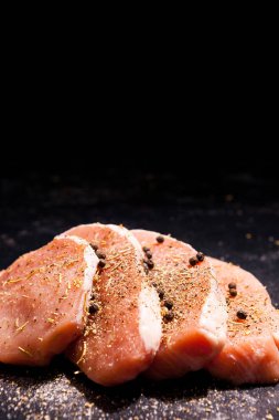 Görünümü kadar yakın pişmemiş et baharatlarla terbiyeli, biber ve