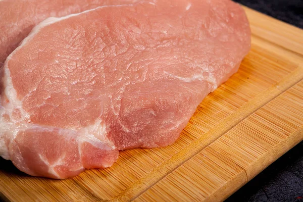 Primer plano en Carne fresca cruda sobre tabla de madera —  Fotos de Stock