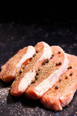 Görünümü kadar yakın pişmemiş et baharatlarla terbiyeli, biber ve