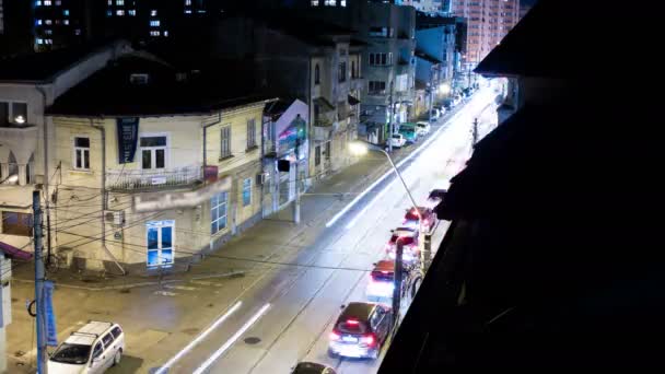 Уповільнена зйомка рухомих автомобілів у Нічне місто з балкона вид — стокове відео