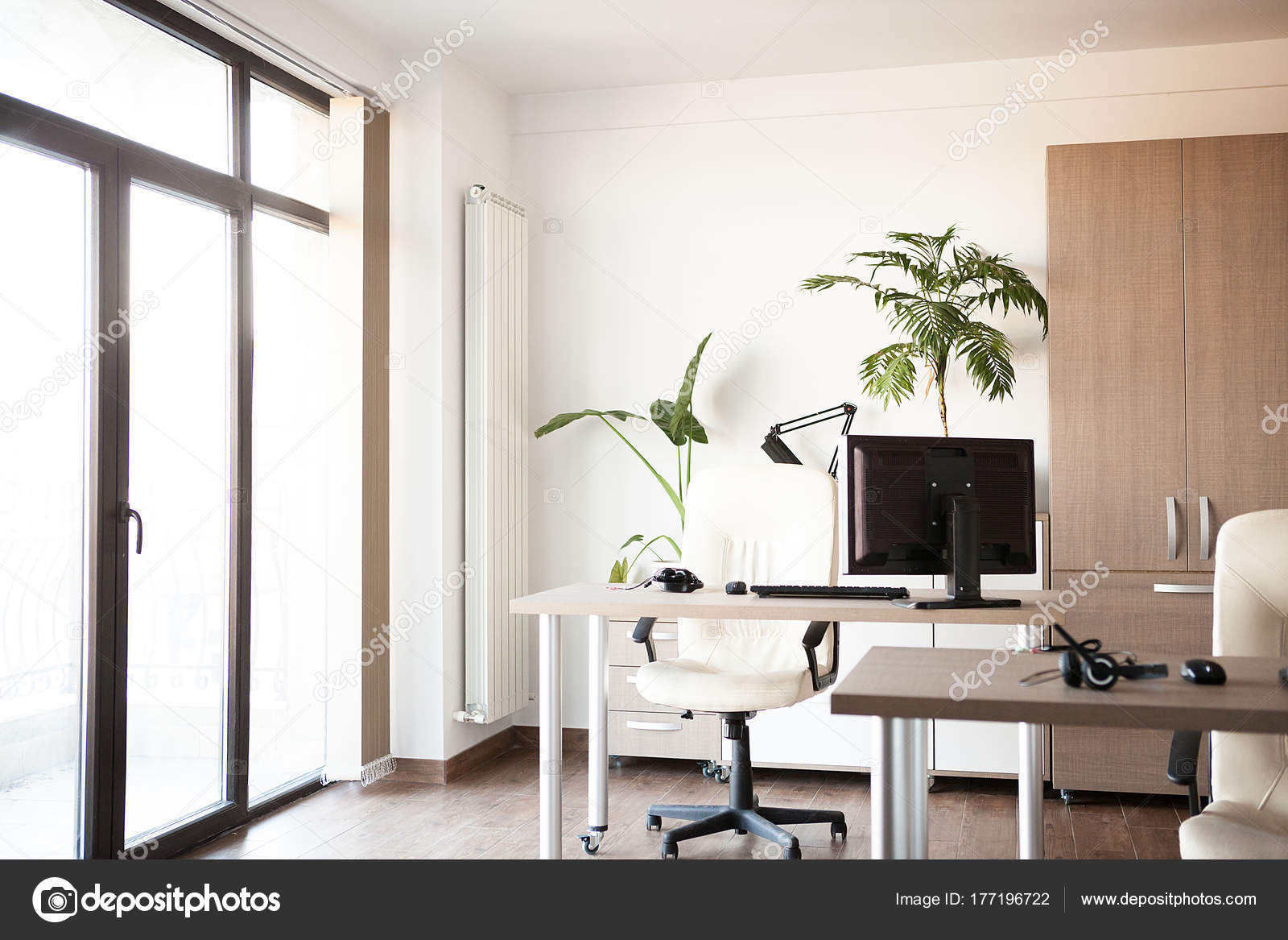 Großansicht des Interieurs eines leeren moderne Büros — Stockfoto ... Großansicht des Interieurs eines leeren moderne Büros — Stockfoto ...
