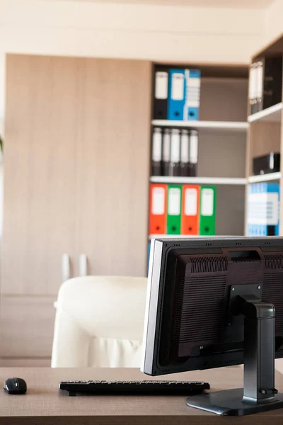 Närbild på Pc på talbe i inre av en tom moderna offic — Stockfoto