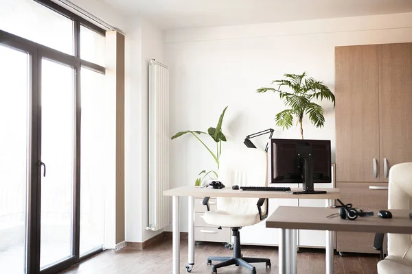 Grande vista do interior de um escritório moderno vazio — Fotografia de Stock