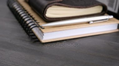 Ahşap bir masa üstünde Vintage türü defter