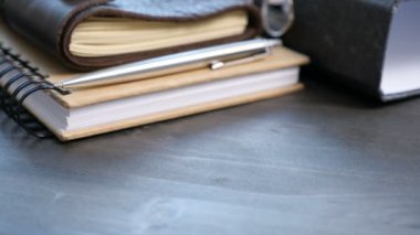 Ahşap bir masa üstünde Vintage türü defter