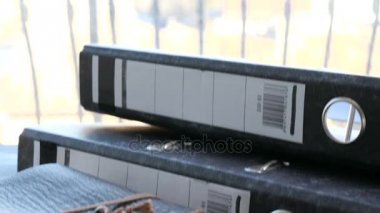 Bir tablo üzerinde klasörlerin yanındaki Vintage defter