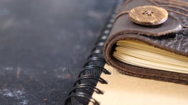 Deri vintage retro notebook karanlık bir tablo