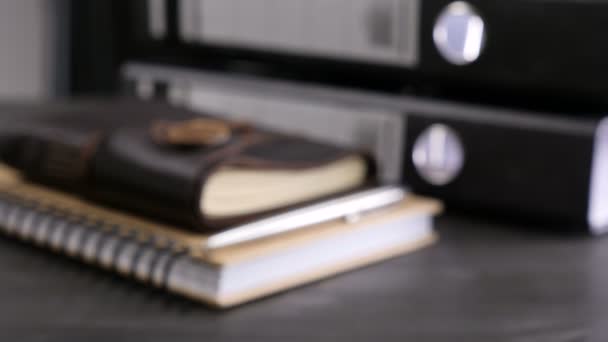 Вінтажний ноутбук типу на дерев'яному столі — стокове відео