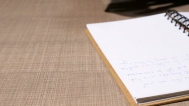 Bir defterde yazılı adam yandan yakın çekim
