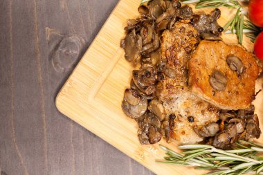 Izgara domuz eti ve mantar domates yanındaki Üstten Görünüm