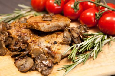 Görüntü üzerinde domuz biftek ahşap tahta üzerinde kapatın