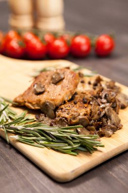 Görüntü üzerinde domuz biftek ahşap tahta üzerinde kapatın